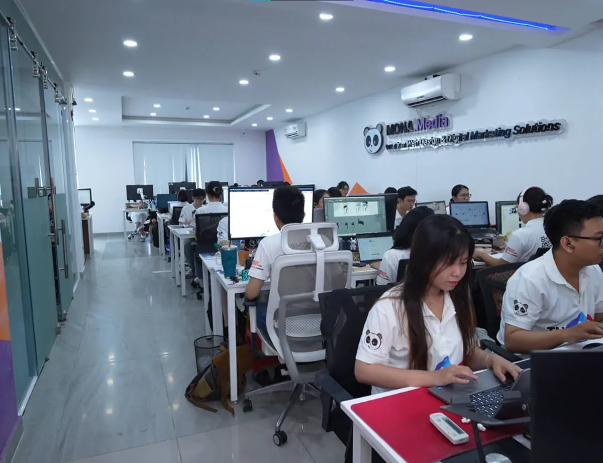 Đội MONA mặc đồng phục THE MONA làm việc tại văn phòng hiện nay